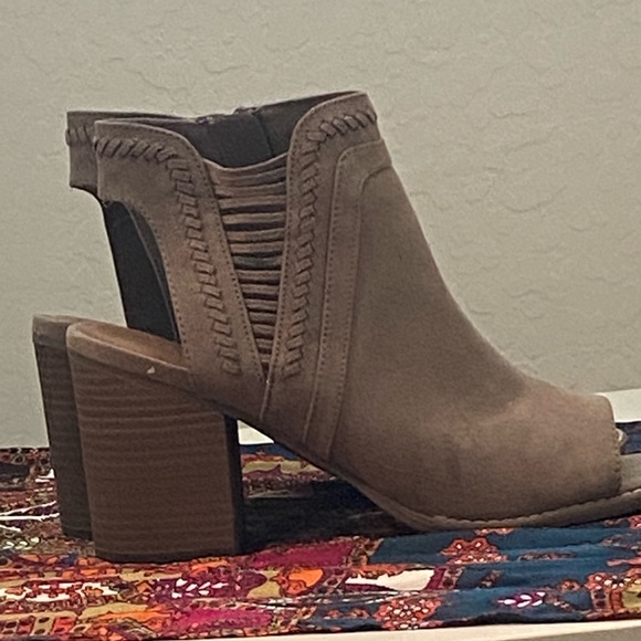 Ladies sz 10 tan Universal Thread Booties - Picture 2 of 3